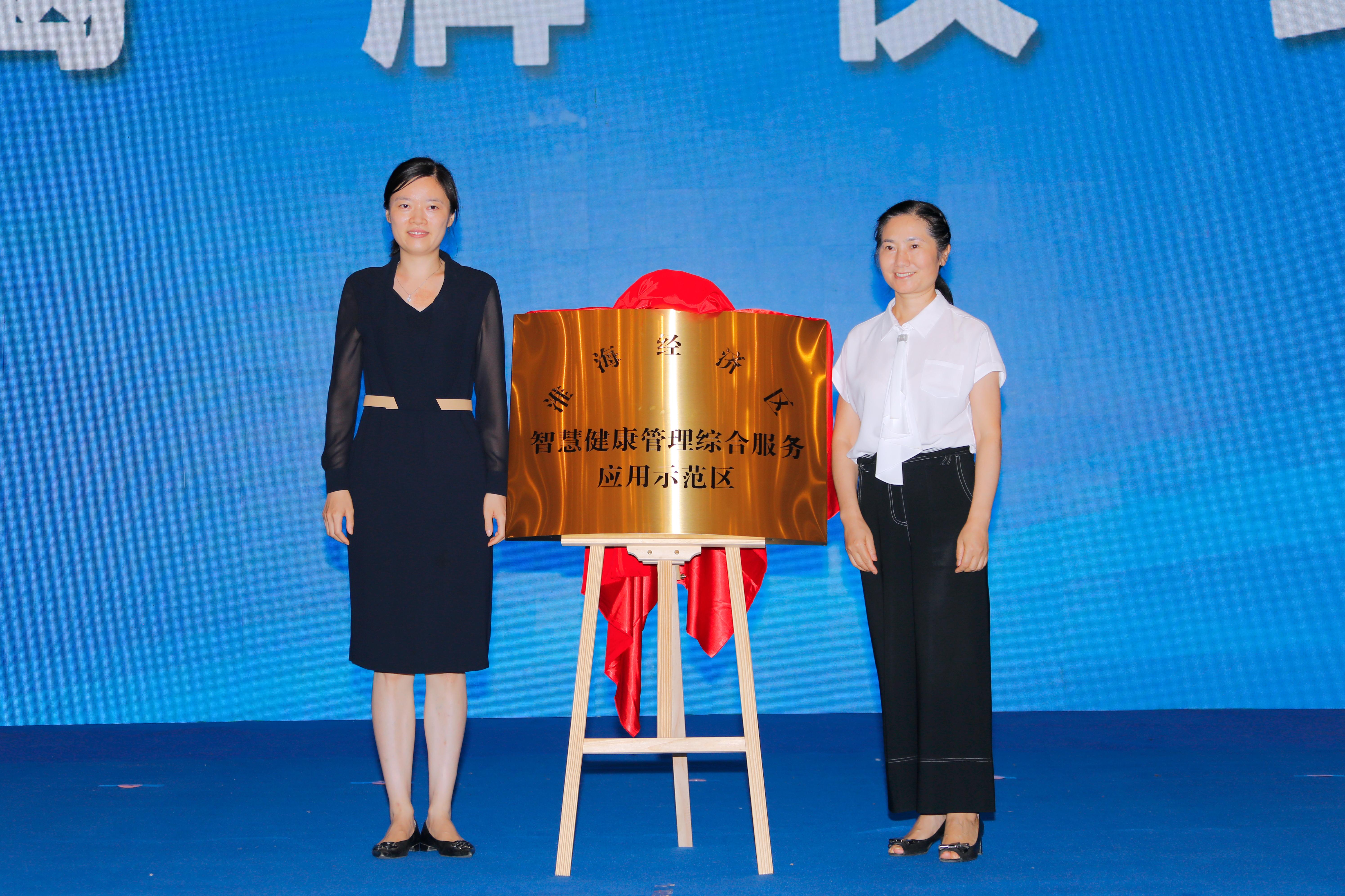 徐州医科大学党委常委,副校长刘慎军,云龙区副区长黄建国和孙玉梅教授