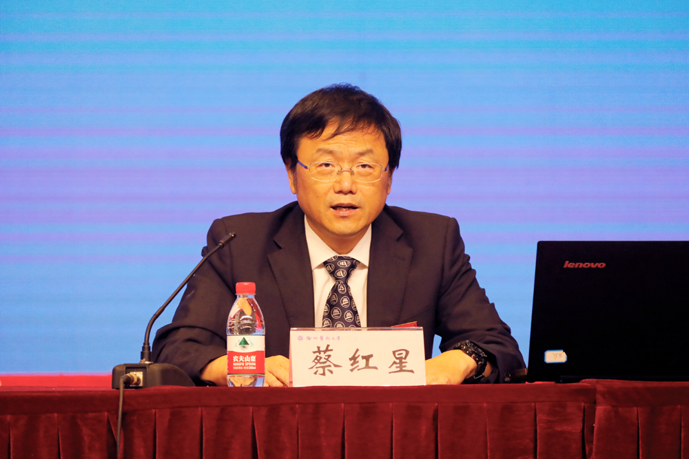 党委常委,副校长蔡红星主持毕业典礼和学位授予仪式